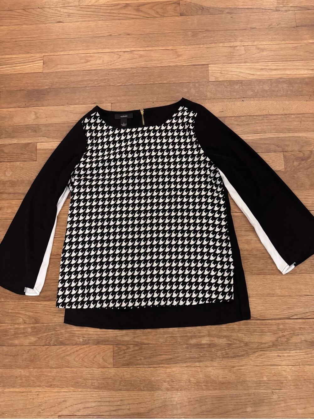 Alfani Women's Black White Houndstooth Bell Sleeve Blouse - Size 2
b8